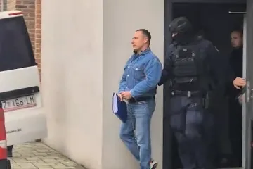 Ovo je lice ubojice: Srđan Mlađan zalizane kose izašao sa suda