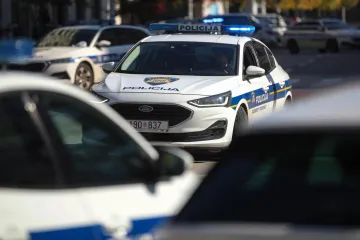 Žena umrla na stubišu, u stanu zatekli ozlijeđenog muškarca. Priveden je