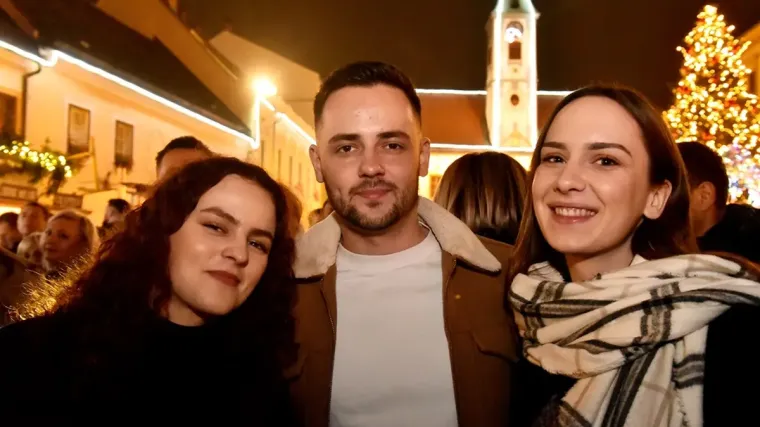 Nisu prošli neprimjetno: Svi se pitaju tko su lijepe dame i naočit mladić s varaždinskog Korza