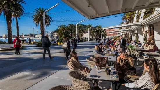 E Splićani baš znaju uživati: Pogledajte atmosferu u Splitu, lijepe djevojke pile kavu na suncu