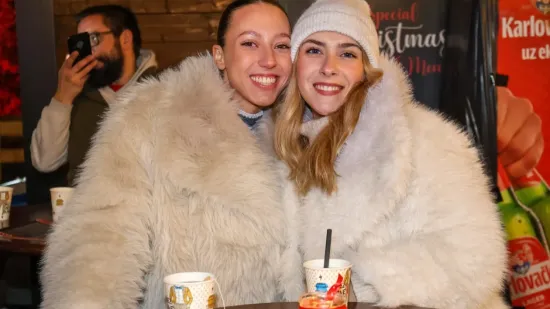 Bijelim krznom sakrile se od hladnoće: Dvije Karlovčanke u maniri holivudskih diva