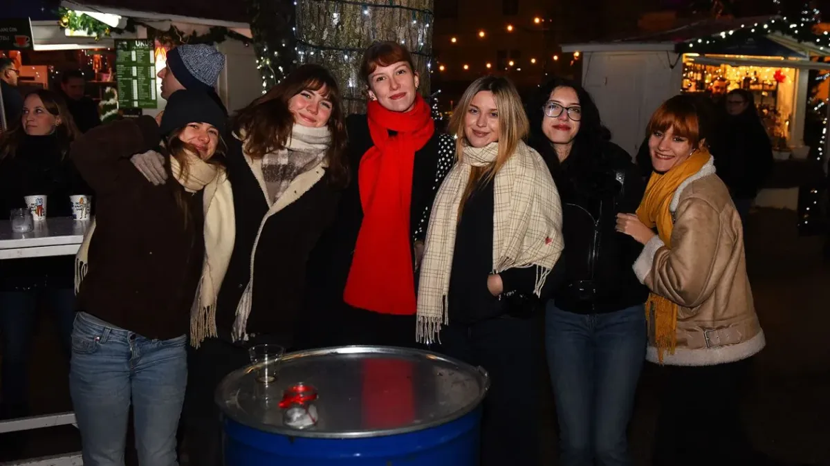 Šalovima i osmijesima prkosile minusu: Karlovčanke ukrale adventsku večer