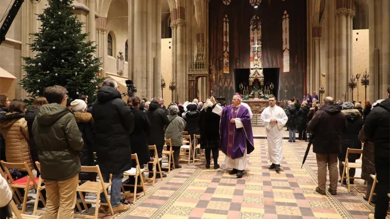 Vjernici se na Badnjak vratili u zagrebačku katedralu: Emotivni prizori prve mise nakon obnove
