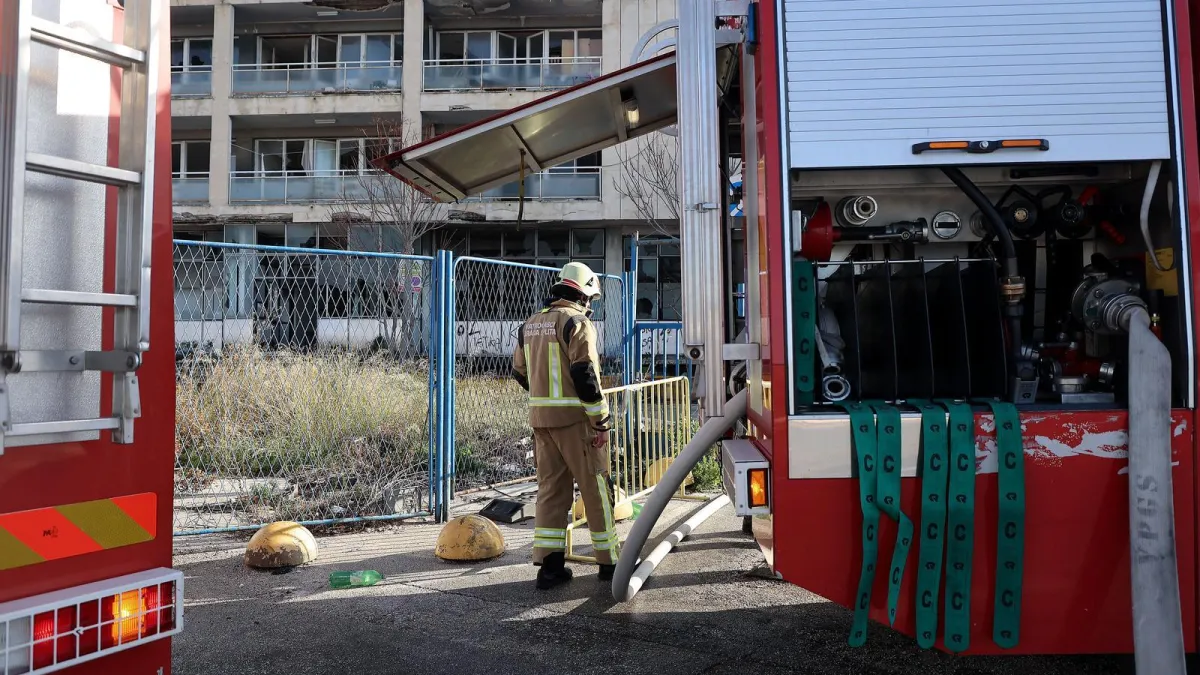 Požar u napuštenom objektu u Splitu: Iz buktinje izvučena ozlijeđena osoba