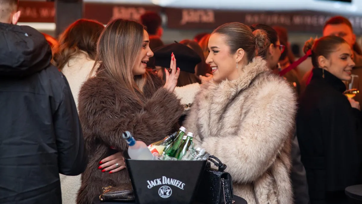 Špica na Badnjak vrvi ljepoticama: Bunde, kišobrani i odlična atmosfera u prvom planu