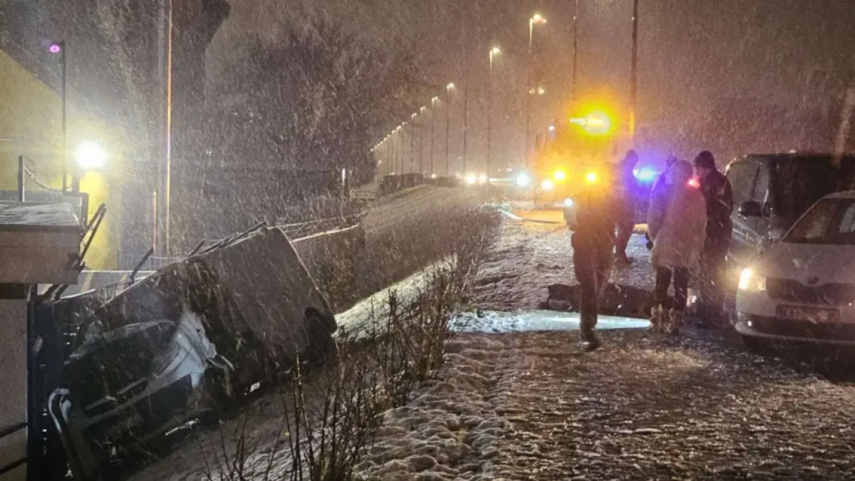 Strašni prizori: Prebrzo vozio, pa udario u stup, sletio niz strminu i poginuo