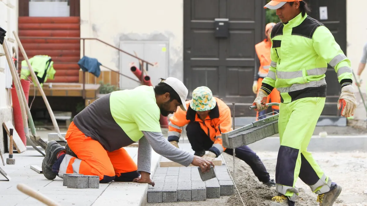 Tko će raditi? Svi očajnički traže radnike, a raste neprijateljstvo prema migrantima