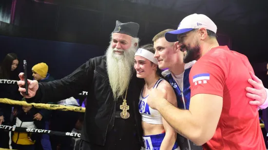 U Zvorniku održana revija ženskog boksa, pop bacio selfi sa zvijezdom večeri