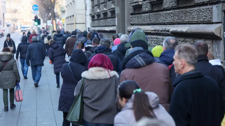 Red ispred HNB-a se ne smanjuje: Jeste li vi zamijenili sve kune?