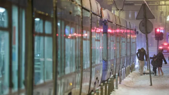 Zbog snijega iskliznulo vi&scaron;e tramvaja u Zagrebu: Pogledajte s čime odmrzavaju tračnice