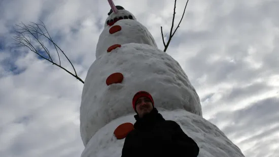 Snježni div iz Banovaca: Snjegović od sedam i pol metara postao atrakcija i simbol zajedni&scaron;tva