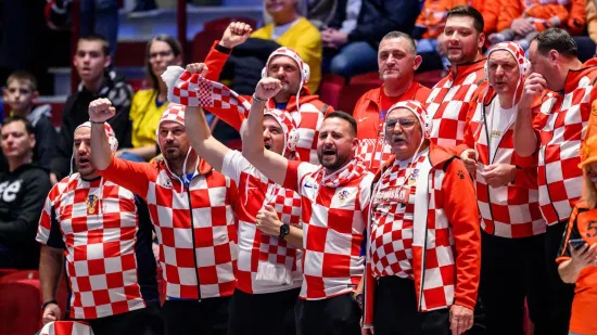 Na tribini ludnica, a svi u &scaron;oku gledaju nizozemskog izbornika: Legenda prstima 'kopa blago'