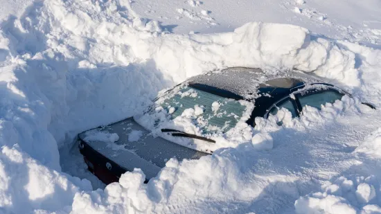 Snijeg im je zatrpao automobile i ulaze u zgrade: Ovako nije bilo zadnjih 60 godina