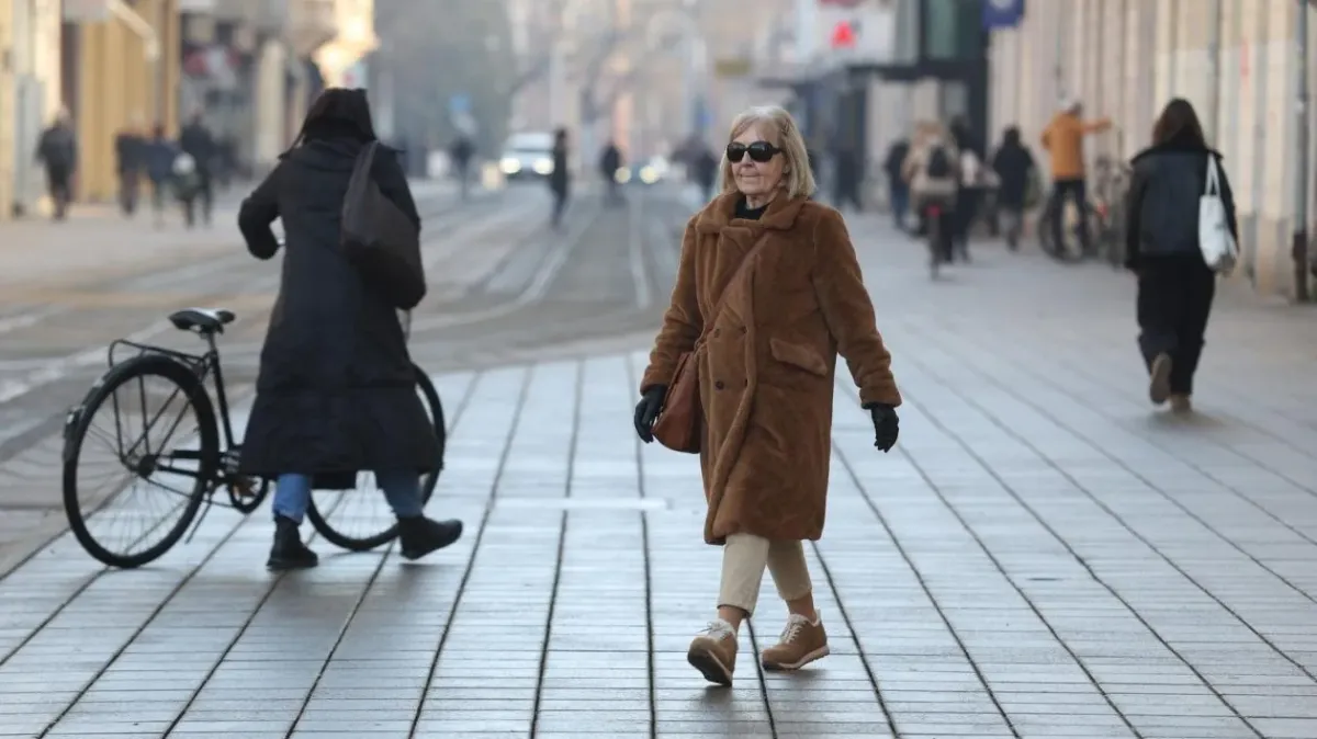 Ukrala je svu pažnju svojom smeđom bundicom! Evo što su Osječani nosili ovaj sunčani vikend Kép