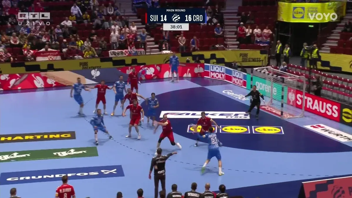 Trenutak koji je zabrinuo sve! Martinović zabio i ostao ležati Kép