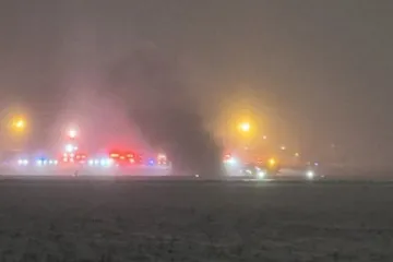 Avion se srušio pri polijetanju usred snježne oluje, sudbina putnika nije poznata