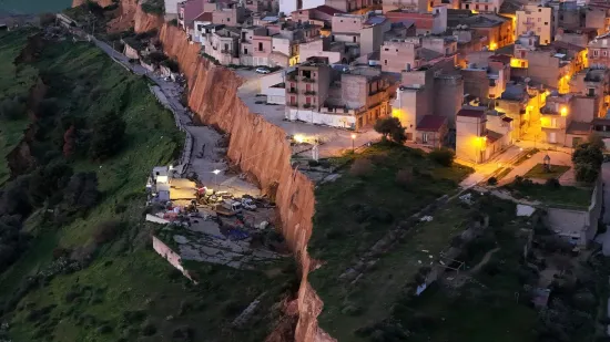 Jezivi prizori iz susjedstva, grad doslovno visi nad ponorom: Ljudi evakuirani
