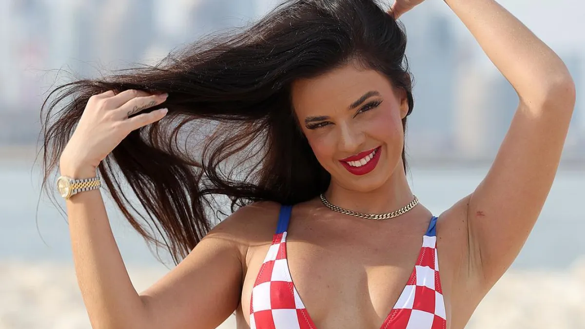 Kakva neobična publika! Ivana Knoll u dubokom dekolteu miksala glazbu devama Kép