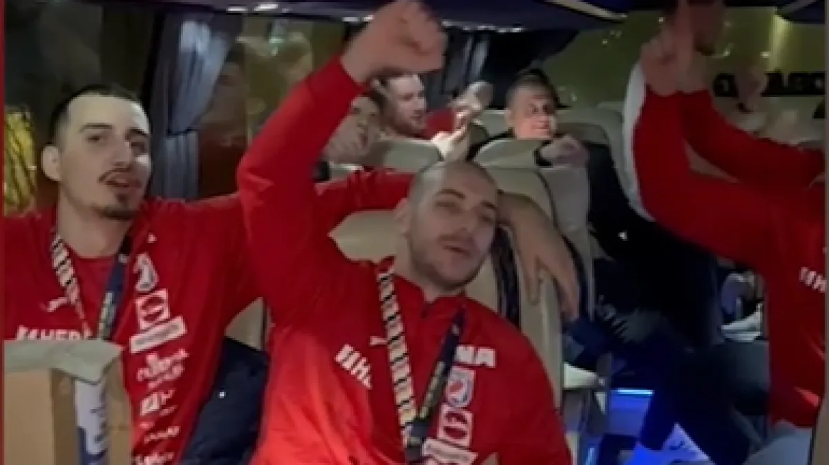 Nesputano slavlje u busu traje: Hrvatski rukometaši pjevaju ono što Tomašević ne želi čuti Kép