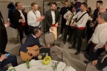 Ovo su urnebesne riječi hit-pjesme koju je izbornik Sigurdsson odsvirao i otpjevao s klapom