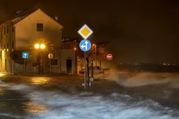 Olujno nevrijeme poharalo jug Dalmacije! Vjetar ruši konstrukcije, plima potapa rive, valovi i osam metara