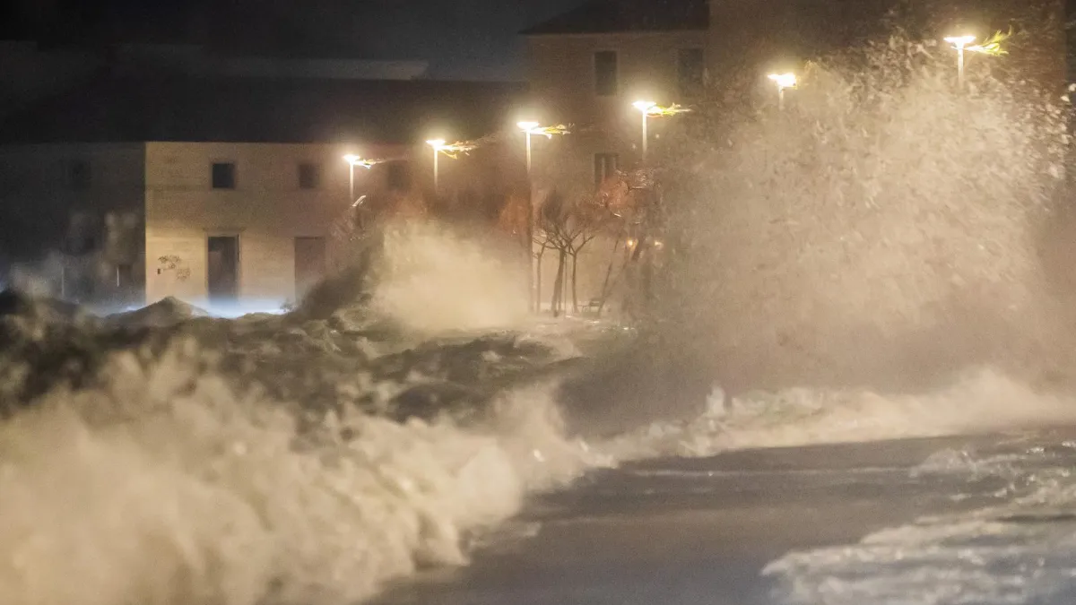 Dalmacija diše na škrge zbog olujnog juga! Valovi 8 metara, vjetar 120 km/h - 'Nisam znala šta ću, okamenila sam' Kép