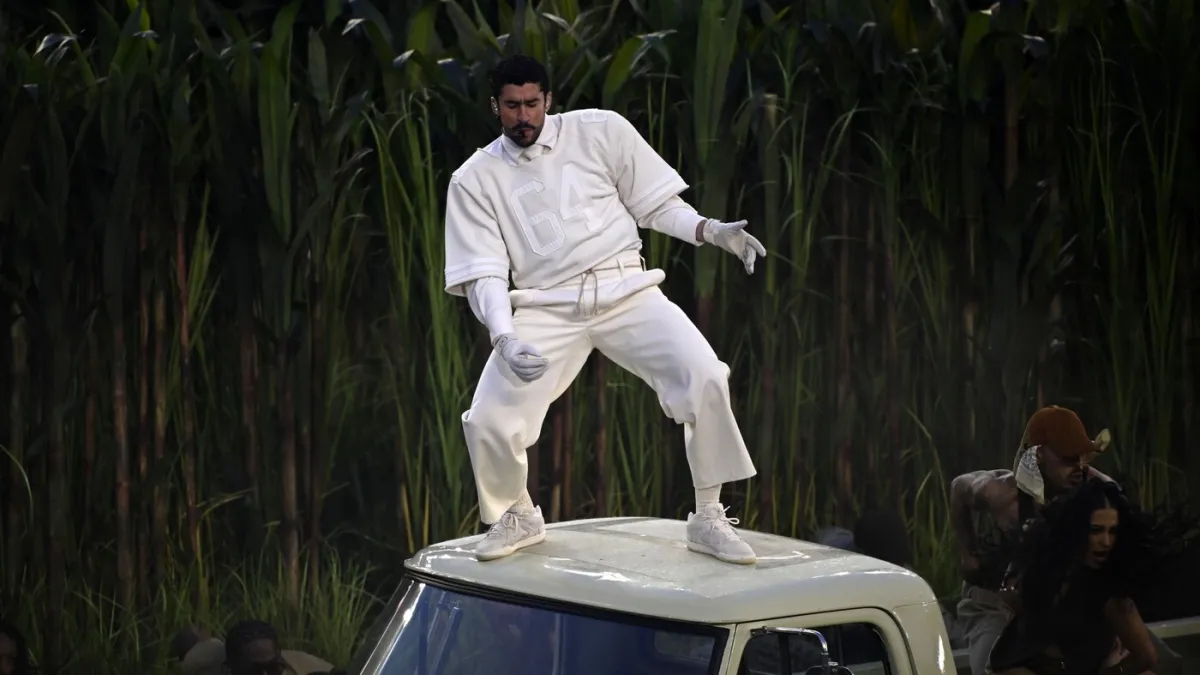 Svi su gledali njegov outfit: Bad Bunny na Super Bowlu nosio skrivenu poruku u broju 64?