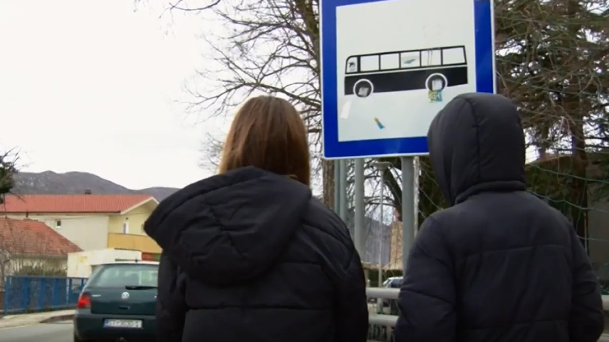 Učenici Muća i Ružića stoje uz cestu u neizvjesnosti, majka Zrinka: 'Nećemo odustati od naše djece!' Kép