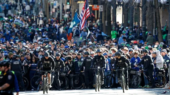 Ljudi su visili sa semafora: Milijun ljudi iza&scaron;lo na ulice pozdraviti prvake, &scaron;kole prazne
