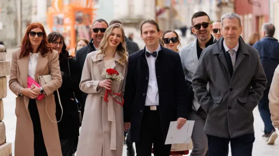 Koliko zaljubljenih na jednom mjestu! Lijepe djevojke i mladići ukrali poglede u centru Zadra