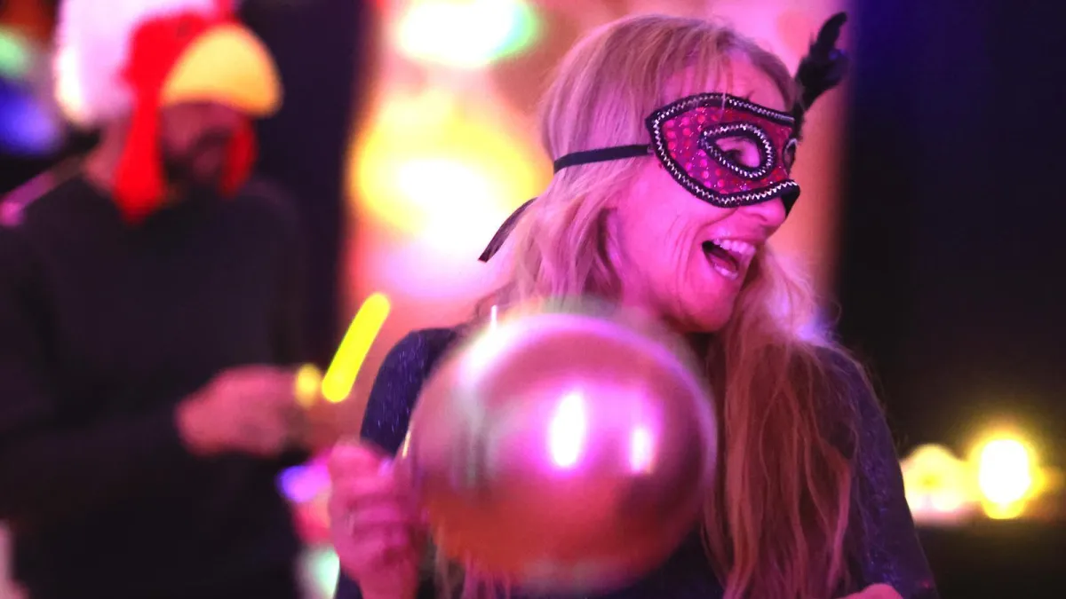 Tajanstvena plavuša ukrala svu pažnju na karnevalskoj zabavi  Kép