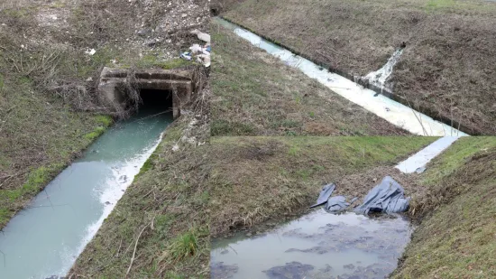 Opasne kemikalije iscurile u kanal spojen s Odrom, mje&scaron;tani strahuju za Odransko polje

Čudnovata promjena boje u kanalu Odre uzemirila mje&scaron;tane: &Scaron;to se događa s odvodom?