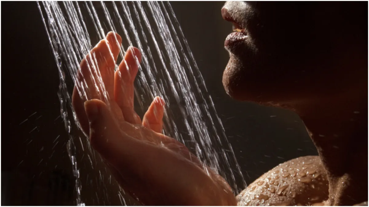 Može li vam novi trend tamnog tuširanja zaista pomoći da bolje spavate Kép