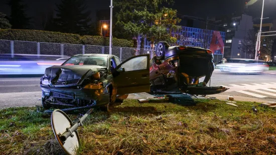Grozne scene! Te&scaron;ka nesreća u Novom Zagrebu: Auto zavr&scaron;io na krovu, stigli vatrogasci i policija