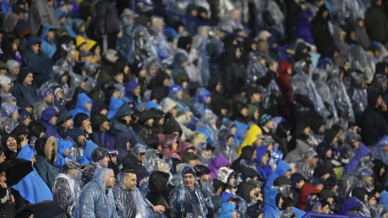 Dok je Dinamo igrao ključnu utakmicu, jedan navijač privukao pažnju na ki&scaron;nom Maksimiru