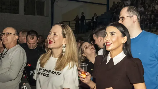 Legice u minicama zasjenile nastup: Plavu&scaron;a i crnka ukrale show na koncertu The Frajli u Osijeku