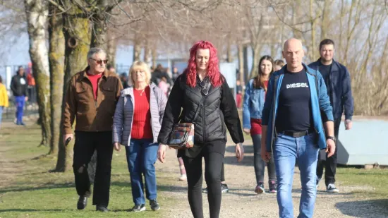 Svi su gledali u nju: Crvenokosa ljepotica u crnoj kombinaciji odu&scaron;evila sve prolaznike