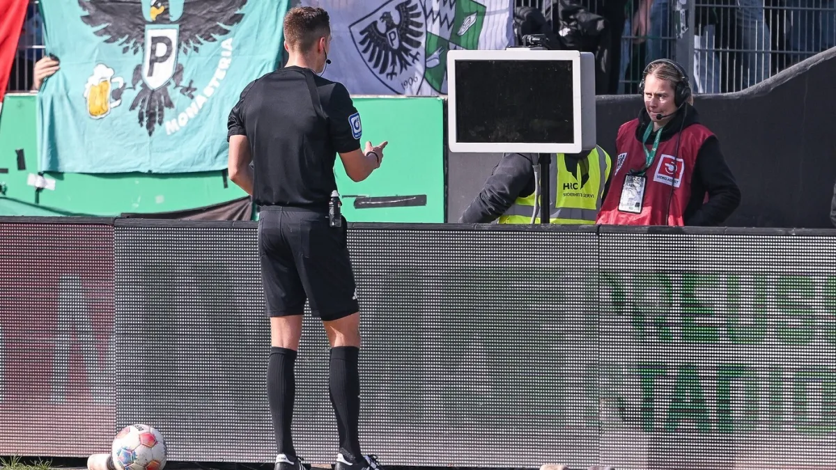 Nevjerojatne scene iz Njemačke. Navijači ukrali VAR? Kép