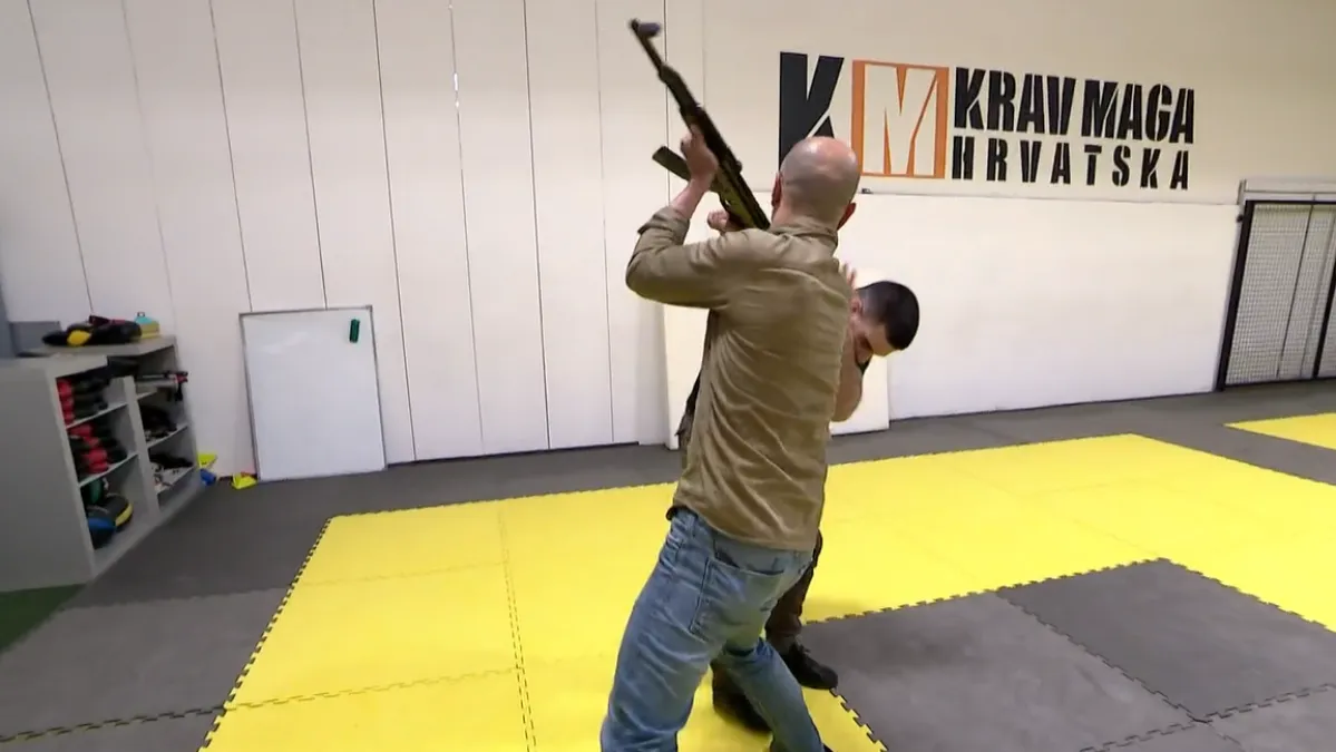 Reporter Direkta isprobao vještinu koja će mladim ročnicima ostati urezana u mišićima za cijeli život Kép