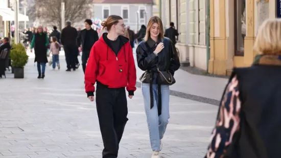 Svi su gledali u nasmijanu brinetu na &scaron;pici u Čakovcu: Njezin outfit pun je pogodak