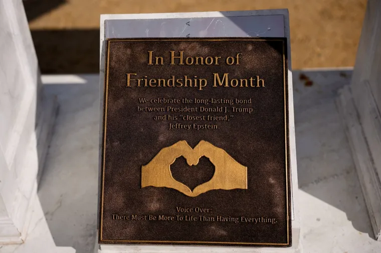 Neobična skulptura zabezeknula ljude: Rekreirali scenu iz Titanica, ali pogledajte tko se grli