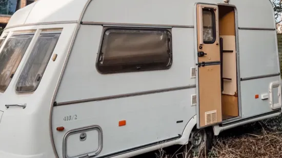 Kupili su staru kamp kućicu za siću i od nje stvorili mali raj na kotačima: Izgleda bajkovito