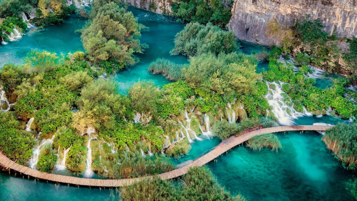 Čarolija Plitvičkih jezera: Isplanirajte savršen obiteljski izlet i zaobiđite gužve
