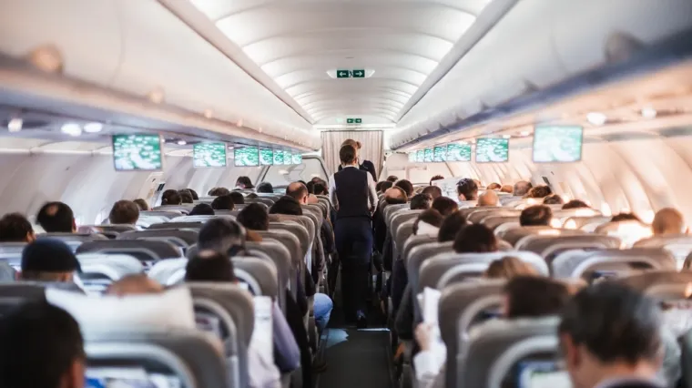 Izbjegnite neugodu, kaznu, pa čak i zatvor: 25 stvari koje nikada ne biste smjeli raditi u avionu