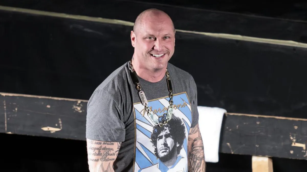 Stoka zabrinuo fotografijom iz bolničkog kreveta: Zbog zdravstvenih problema otkazao predstavu