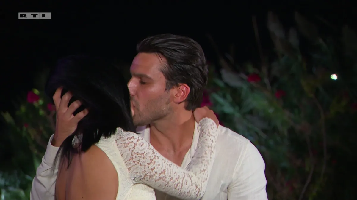 Pao strastveni poljubac između Petra i Anastasije! 'Osjetio sam kao da je vrijeme stalo. Uživao sam'