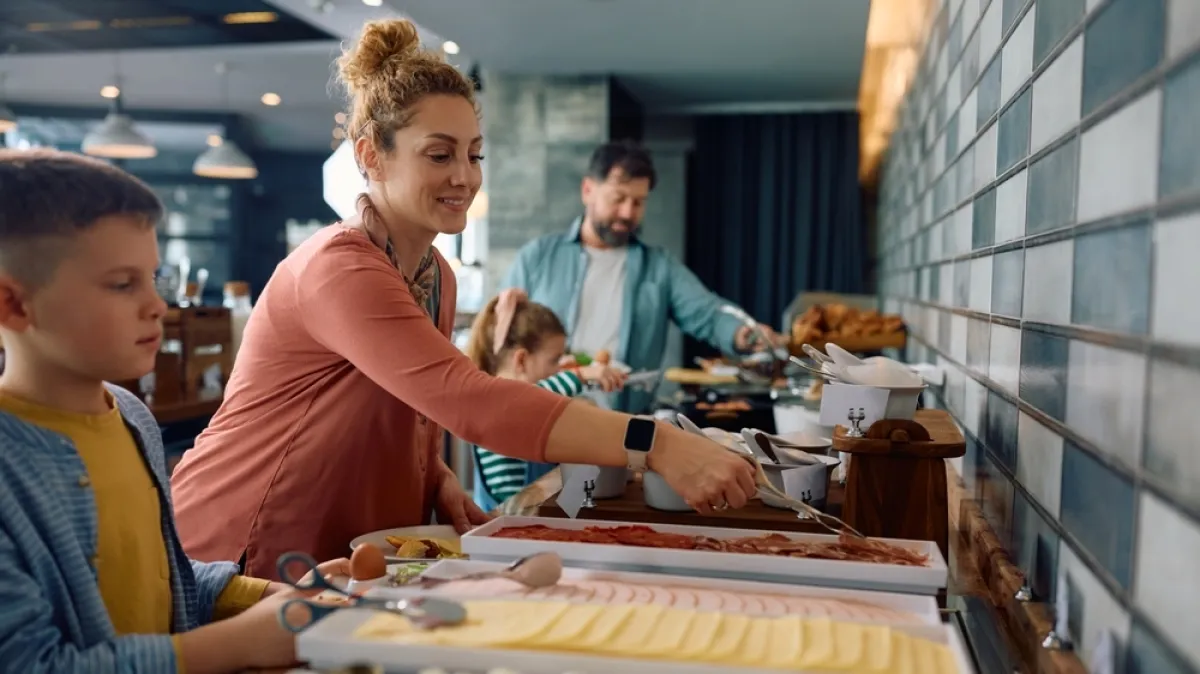 Mama podijelila trik s hranom u hotelu kojim štedi novac, doživjela kritike: 'To je sramotno'