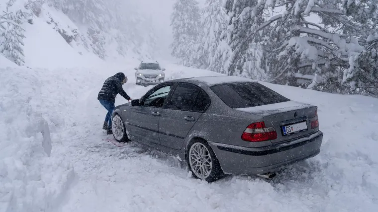 Prizori kaosa iz Like: Napadalo 80 centimetara snijega, automobili zaglavili na cesti