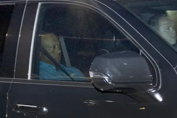 Kontroverzna zvijezda napustila zatvor otečena lica, a automobil je u još gorem stanju