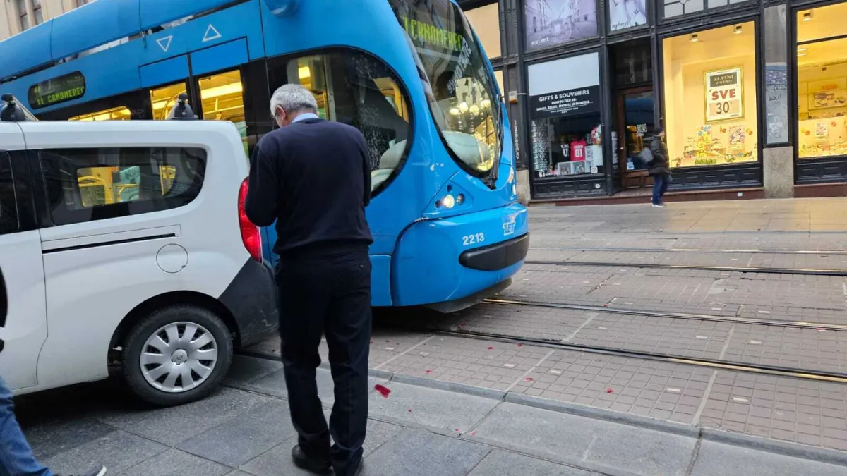 Krš i lom u Ilici, sudarili se kombi i ZET-ov tramvaj! 'Nastao je zastoj, njih pet-šest već stoji'